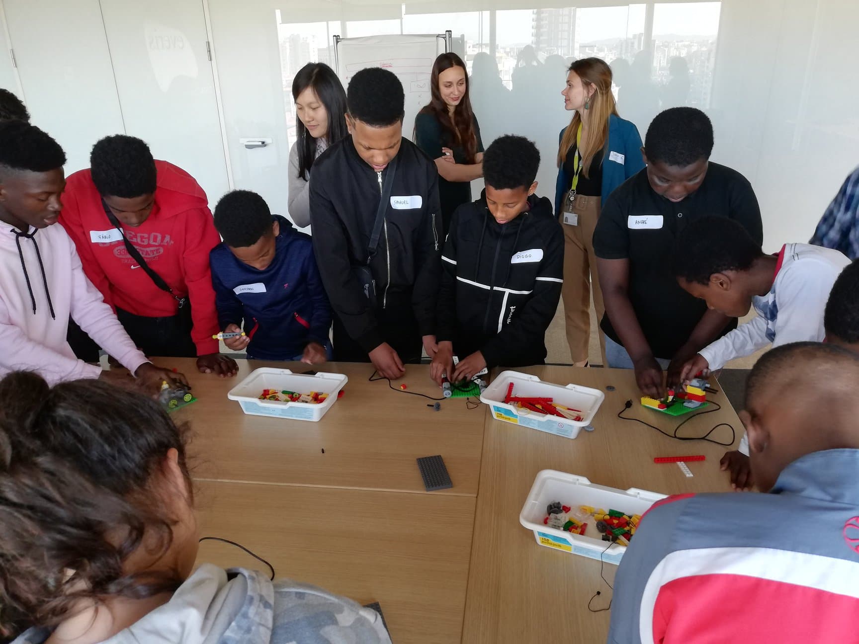 Jovens do programa Escolhas constroem pequenos robots