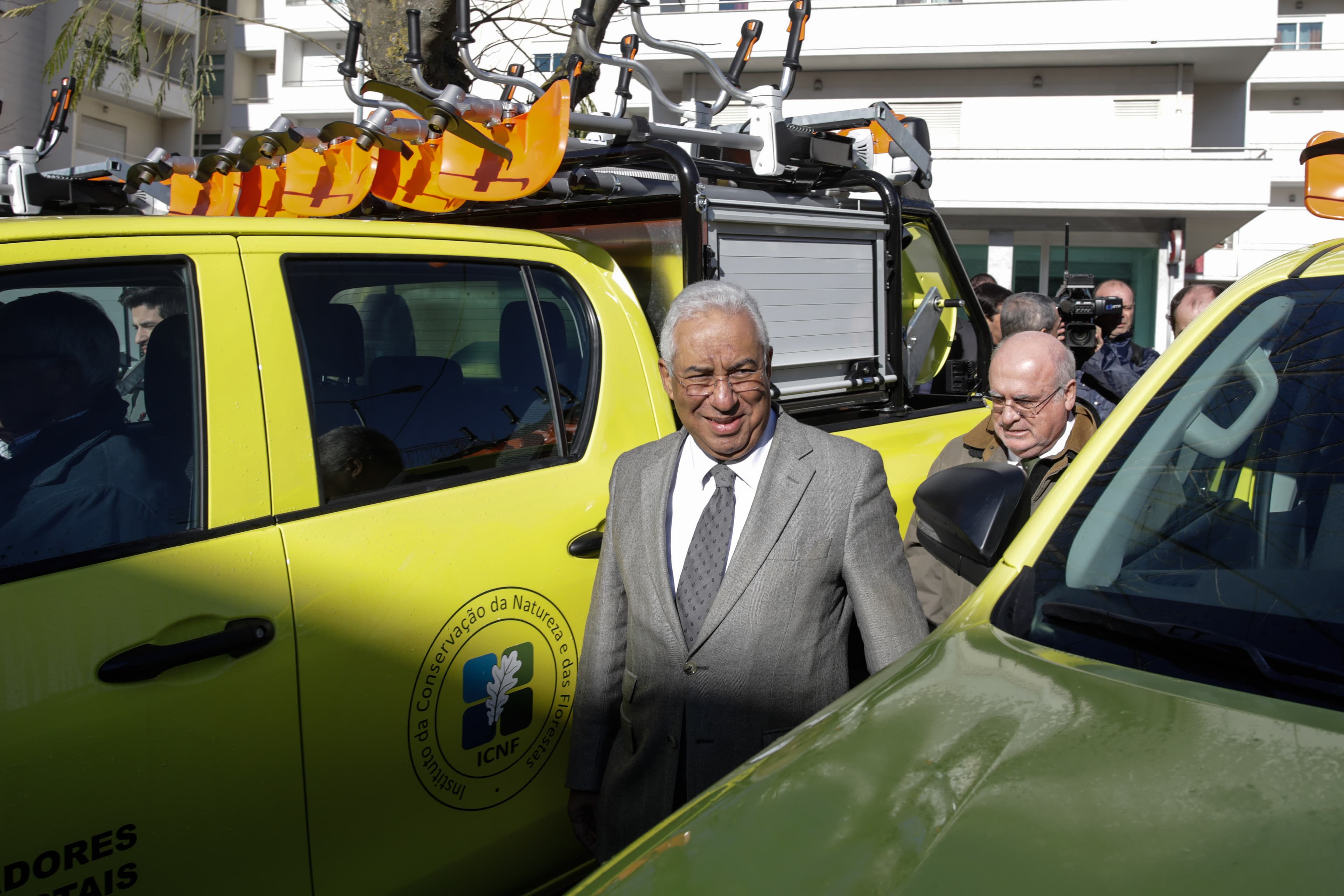 Primeiro-Ministro, António Costa, e Ministro da Agricultura, Florestas e Desenvolvimento Rural, Luís Capoulas Santos, na entrega de 44 novas viaturas a sapadores florestais, Lousã, 17 dezembro 2017 (Foto: Paulo Cunha/Lusa)