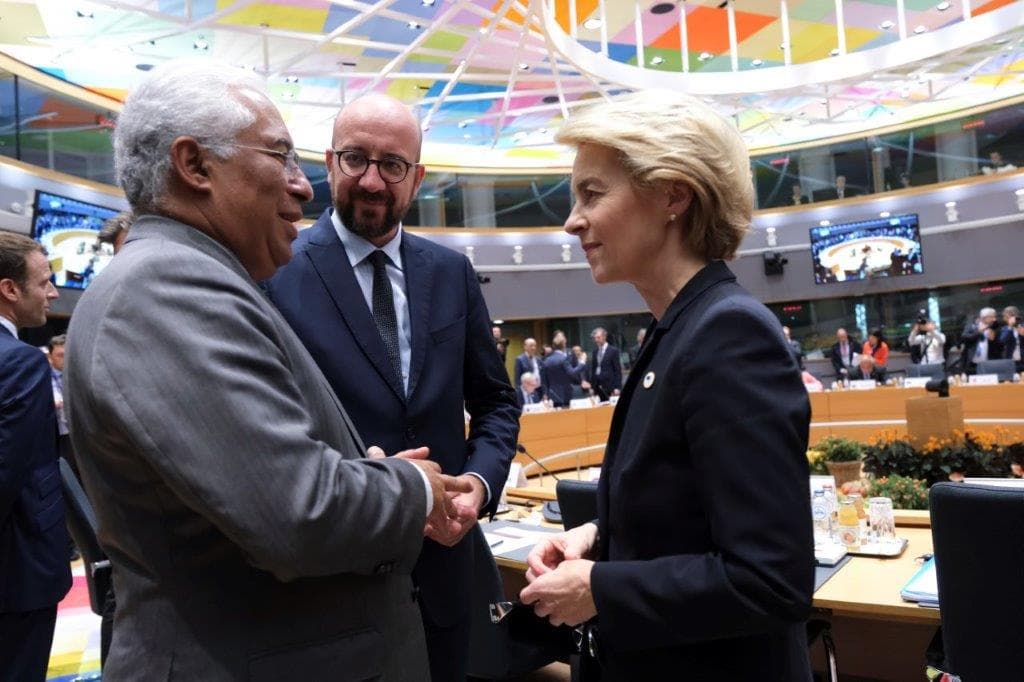 Primeiro-Ministro António Costa como Primeiro-Ministro belga e futuro presidente do Conselho Europeu, Charles Michel, e a futura presidente da Comissão Europeia, Ursula von der Leyen, no Conselho Europeu, Bruxelas, 17 outubro 2019 (foto: UE)