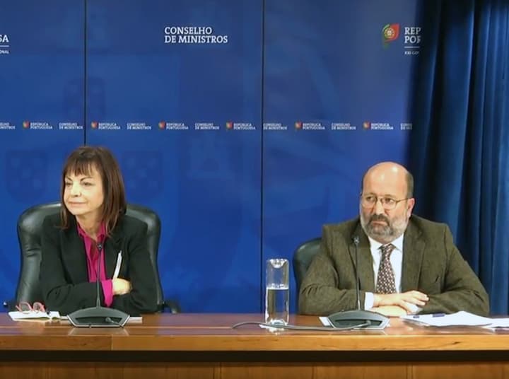 Ministros da Presidência e Modernização Administrativa, Maria Manuel Leitão Marques, e do Ambiente, João Pedro Matos Fernandes, na conferência de imprensa do Conselho de Ministros, 23 novembro 2017