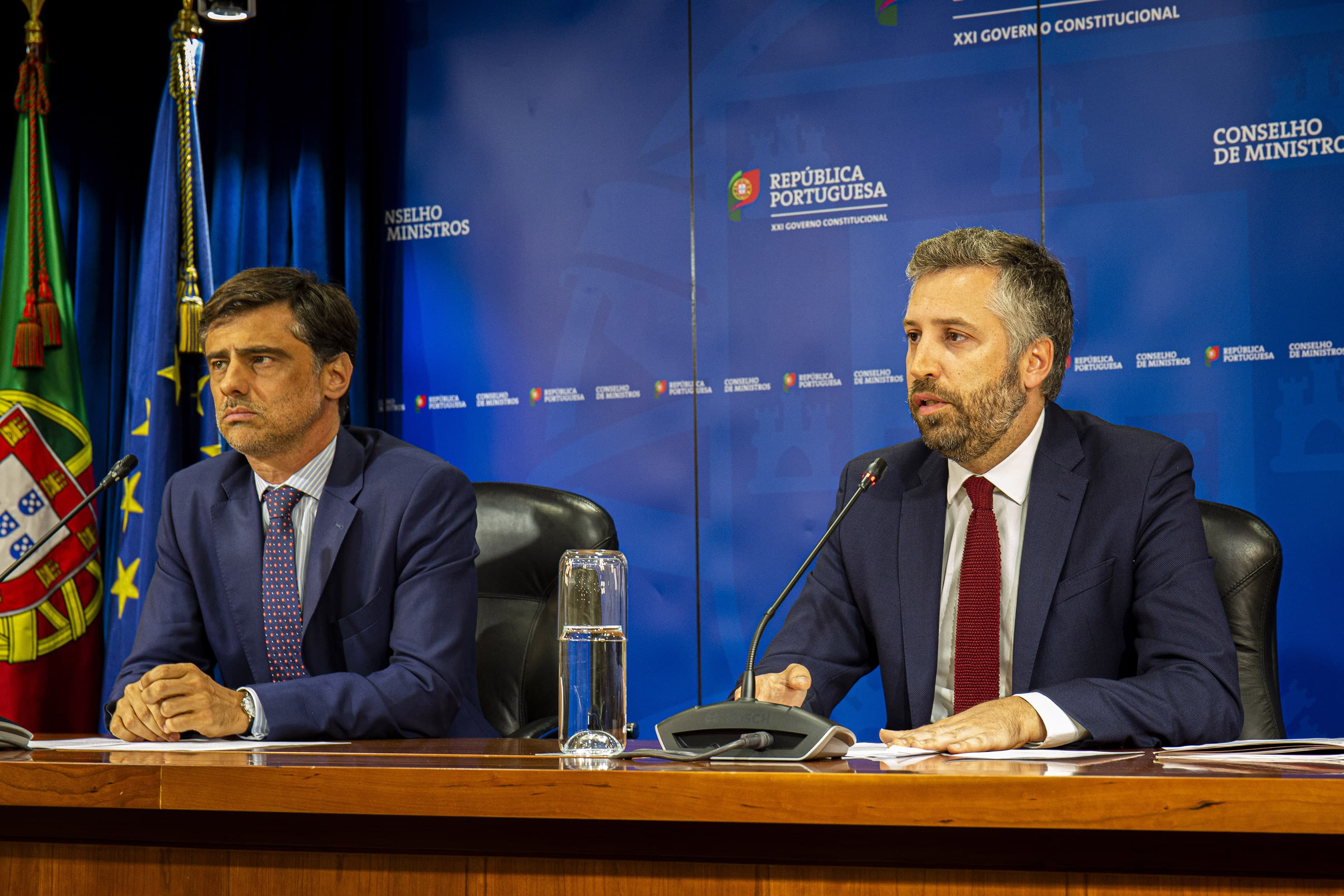 Ministro das Infraestruturas e da Habitação, Pedro Nuno Santos, e Secretário de Estado da Presidência do Conselho de Ministros, Tiago Antunes, na conferência de imprensa do Conselho de Ministros, 27 junho 2019 (Foto: João Bica)