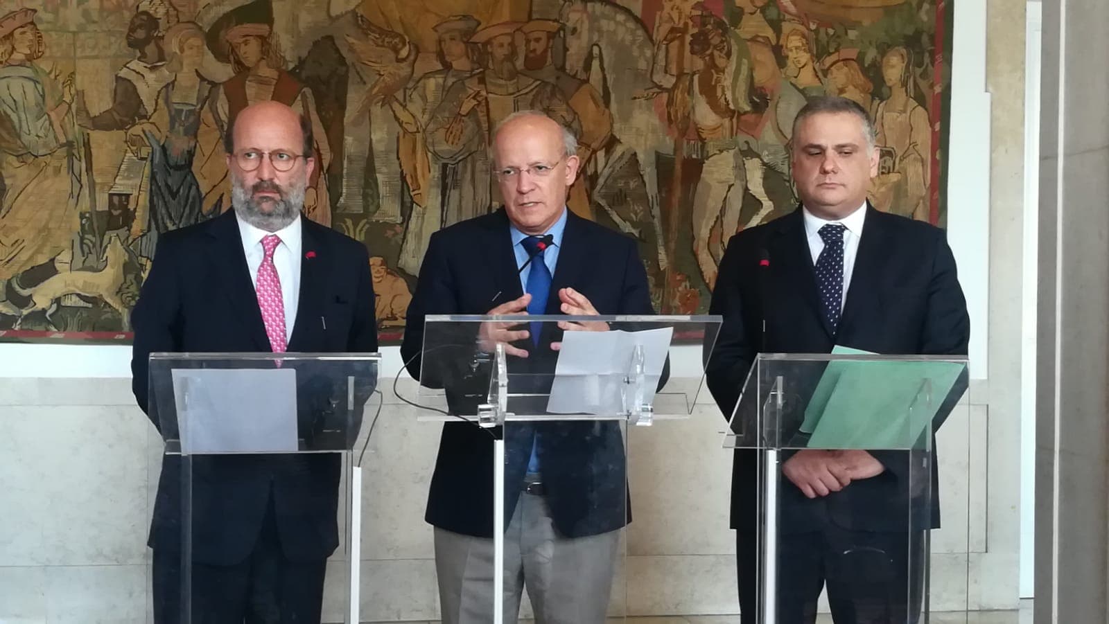 Ministro dos Negócios Estrangeiros, Ministro do Ambiente e Secretário de Estado na Energia durante uma conferência de imprensa sobre a decisão da Agência Portuguesa do Ambiente, Lisboa, 16 maio 2018