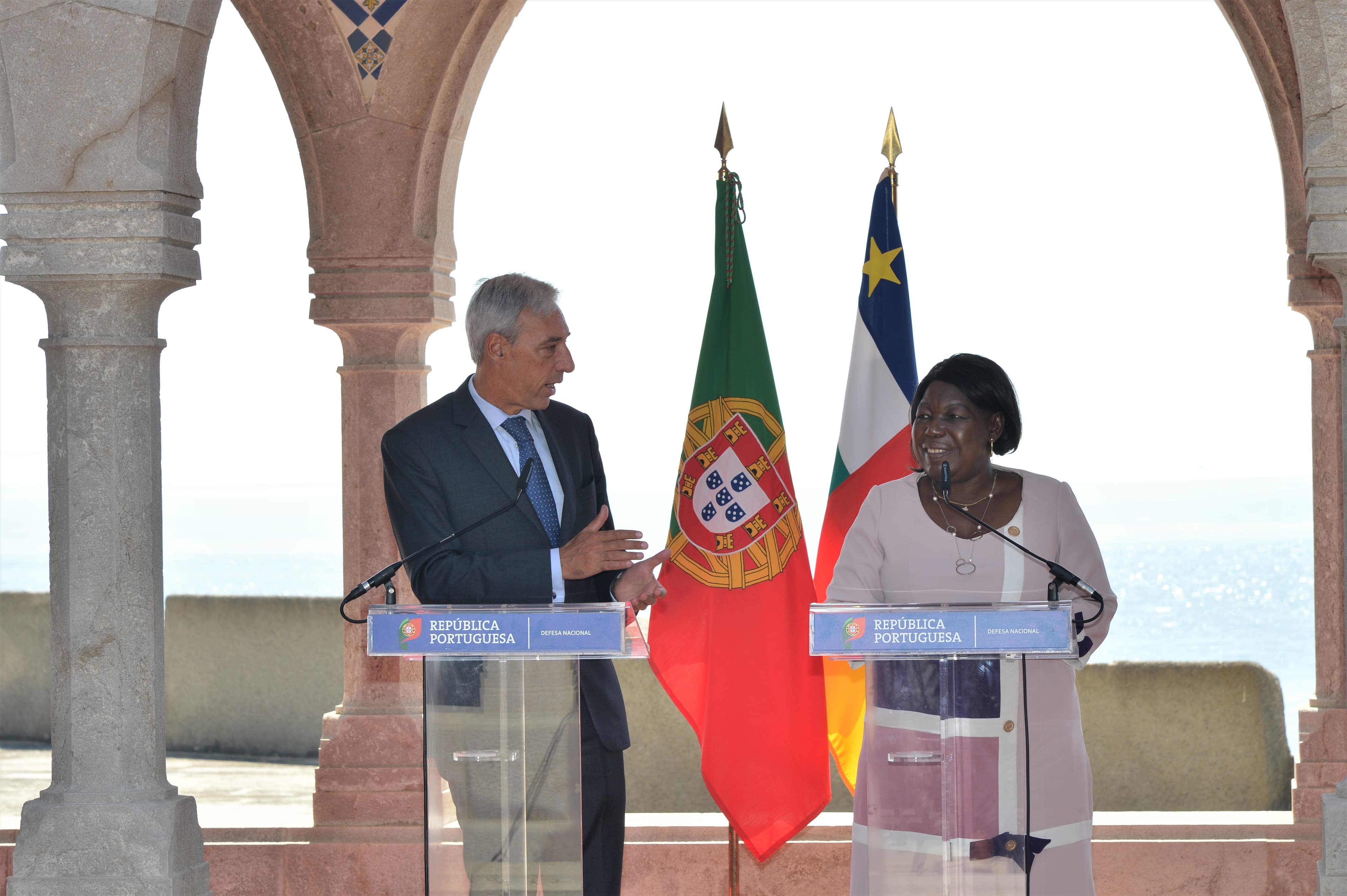 Ministro da Defesa Nacional, João Gomes Cravinho, e Ministra da Defesa da República Centro-Africana, Marie-Noëlle Koyara na conferência de imprensa após reunião, Oeiras, 17 setembro 2019