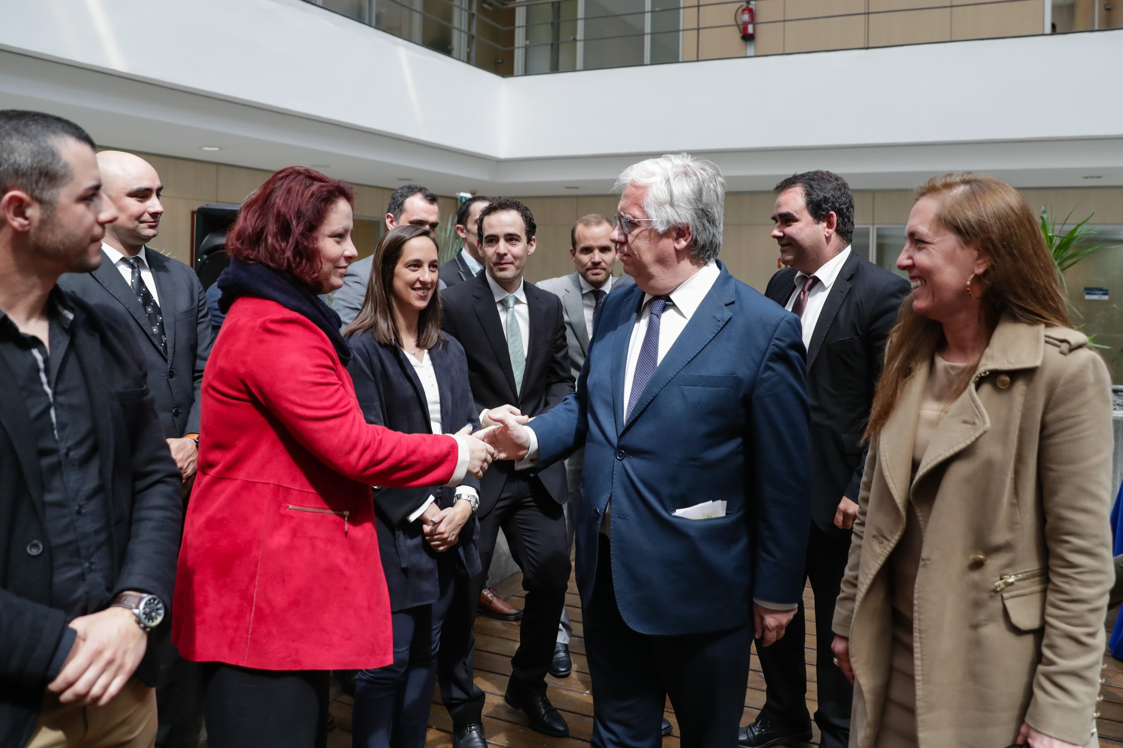 Ministro da Administração Interna, Eduardo Cabrita, cumprimenta novos estagiários do Serviço de Estrangeiros e Fronteiras, Oeiras, 8 abril 2019 (Foto: Tiago Petinga/Lusa)