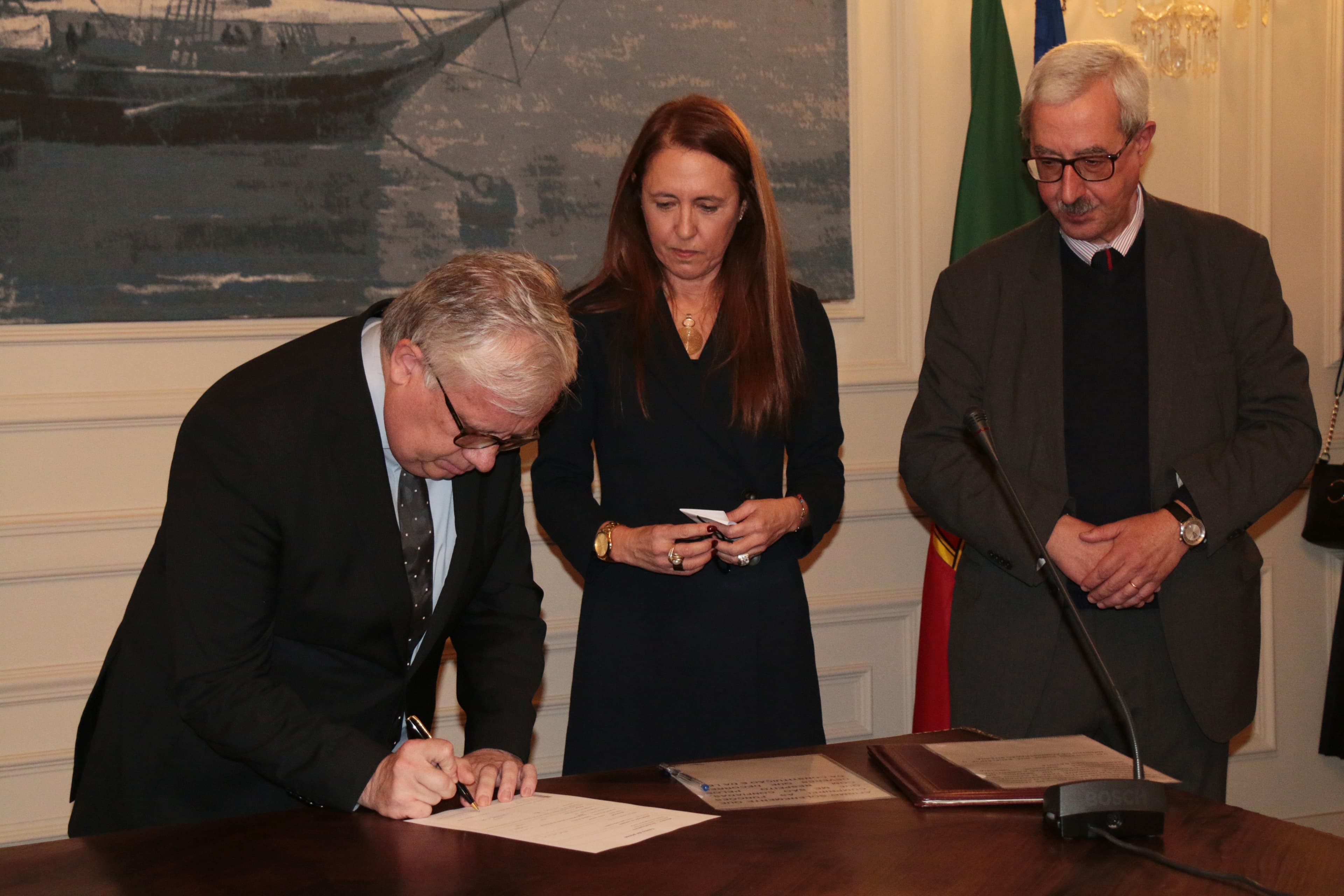 Ministro da Administração Interna, Eduardo Cabrita, confere posse à Diretora Nacional do Serviço de Estrangeiros e Fronteiras, Cristina Gatões, Lisboa 16 janeiro 2019