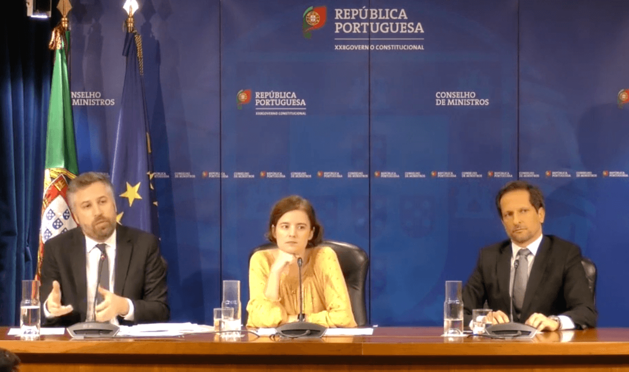 Ministros de Estado e da Presidência, Mariana Vieira da Silva, das Infraestruturas e da Habitação, Pedro Nuno Santos, e Secretário de Estado Aragão Azevedo na conferência de imprensa do Conselho de Ministros, Lisboa, 7 fevereiro 2020