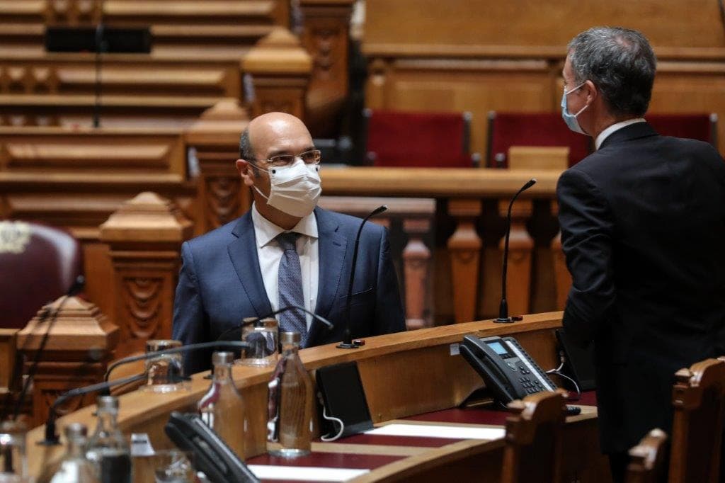 Ministro de Estado, da Economia e da Transição Digital, Pedro Siza Vieira, conversa com um deputado antes da reunião da Comissão de Economia, Inovação, Obras Públicas e Habitação da Assembleia da República, 2 junho 2020 (Foto: Miguel A. Lopes/Lusa)