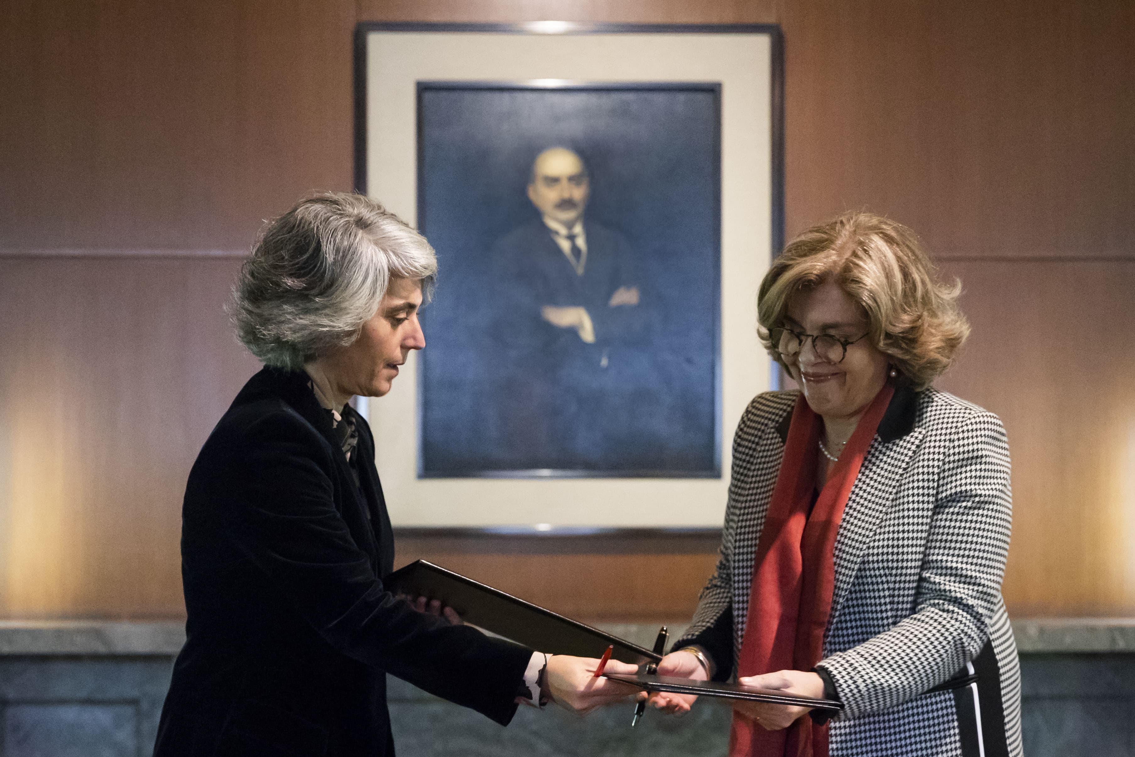 Ministra da Cultura, Graça Fonseca, e presidente da Fundação Gulbenkian, Isabel Mota, na assinatura do protocolo de colaboração no âmbito da presidência portuguesa da União Europeia, Lisboa, 16 dezembro 2019 (foto: José Sena Goulão/Lusa)
