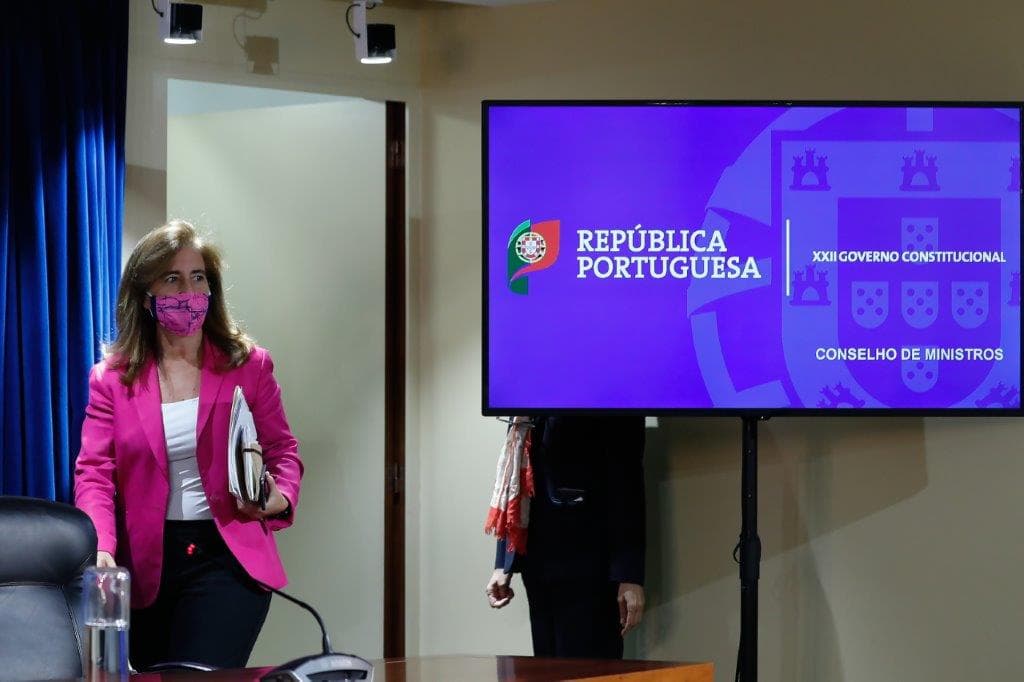 Ministra do Trabalho, Solidariedade e Segurança Social, Ana Mendes Godinho, à entrada para a conferência de imprensa do Conselho de Ministros, 27 julho 2020 (foto: António Cotrim/Lusa)