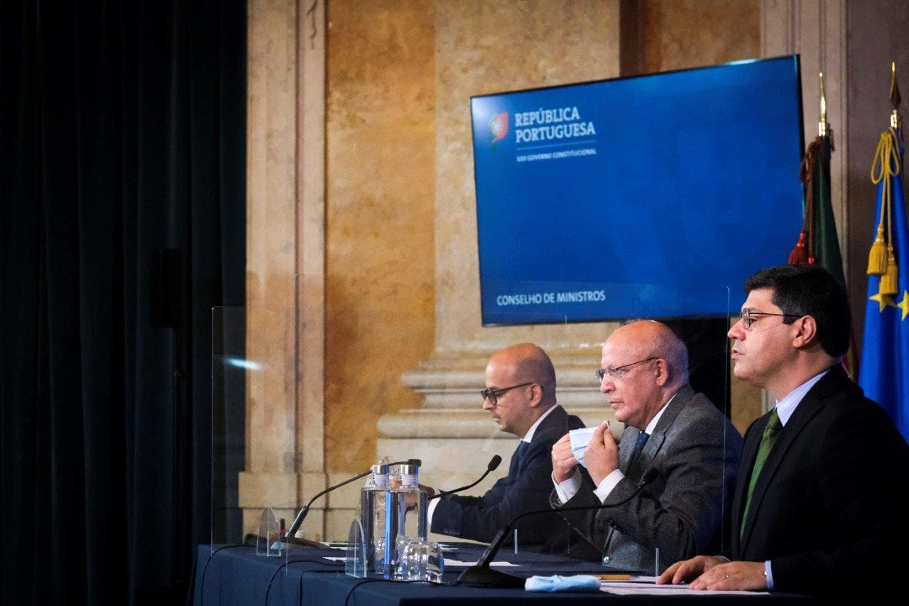 Ministros de Estado e dos Negócios Estrangeiros, Santos Silva, e de Estado e das Finanças, João Leão, e Secretário de Estado Eurico Brilhantes Dias na conferência de imprensa do Conselho de Ministros, Lisboa, 29 dezembro 2021 (foto: Mário Cruz/Lusa)