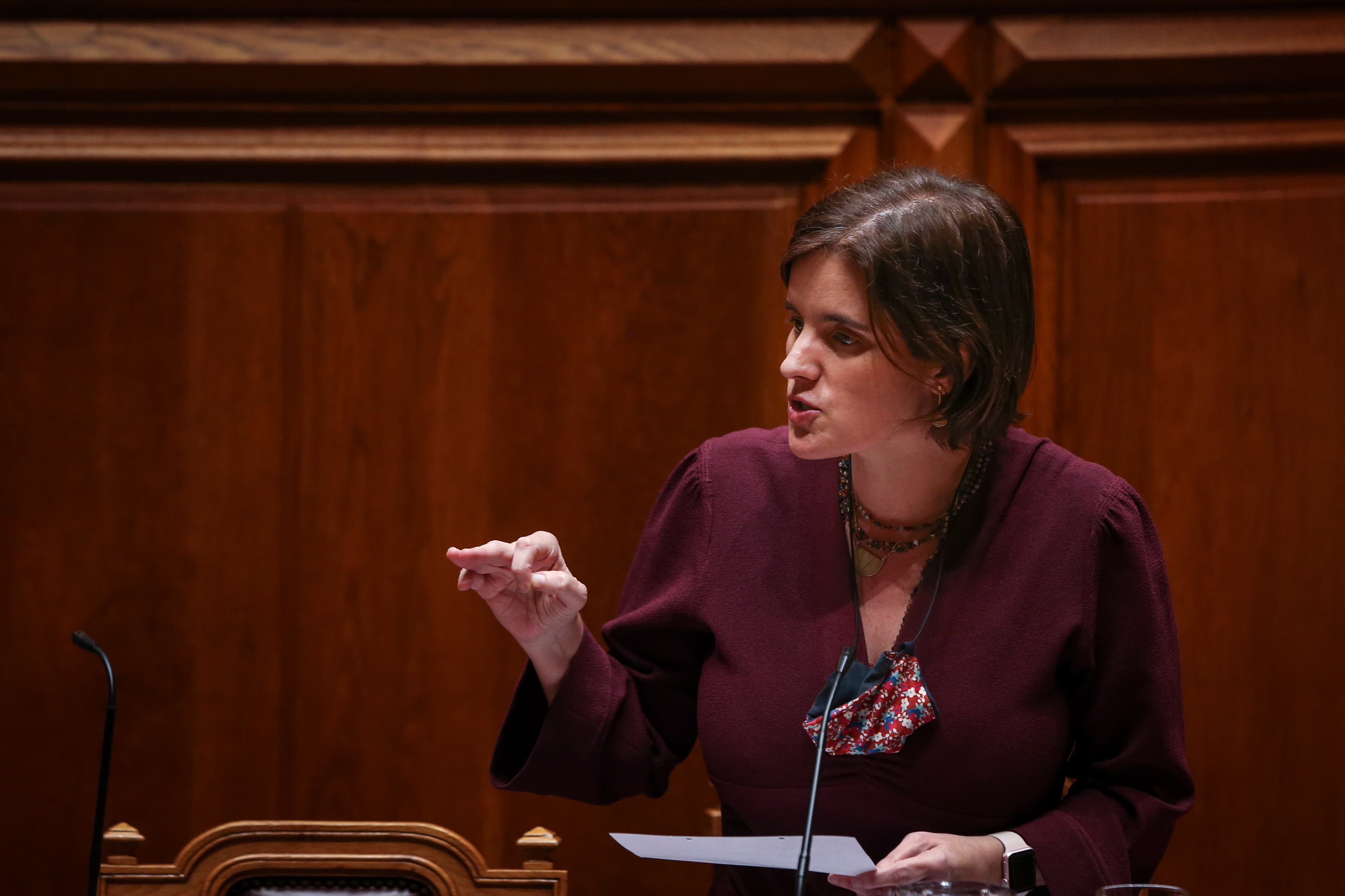 Ministra de Estado e da Presidência, Mariana Vieira da Silva, durante o debate sobre política setorial na Assembleia da República, 28 abril 2021 (Foto: Manuel de Almeida/Lusa)