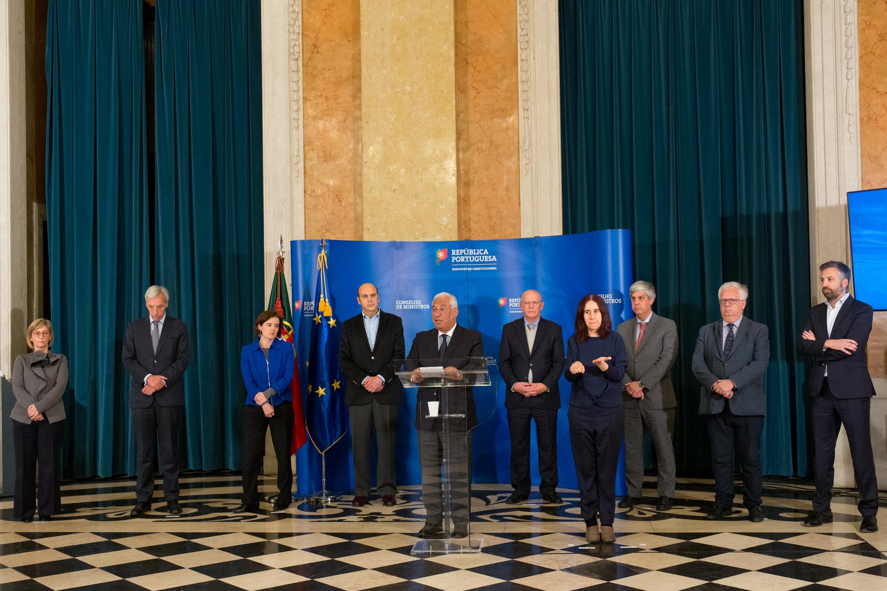 Primeiro-Ministro António Costa e Ministros que integram o Gabinete de crise, na conferência de imprensa do Conselho de Ministros, Lisboa, 19 março 2020 (foto: João Bica)