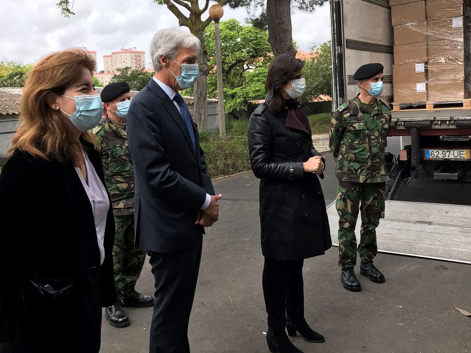 Ministros João Cravinho e Ana Mendes Godinho e Secretária de Estado Jamila Madeira assistem ao carregamento de equipamento de proteção para lares de idosos, Lisboa, 20 abril 2020