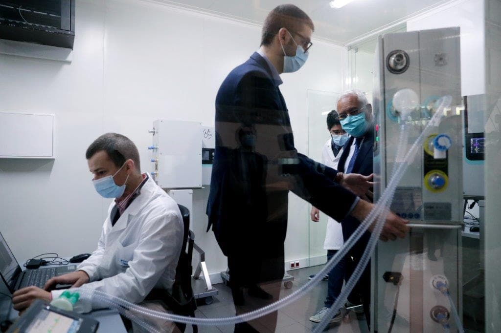 Primeiro-Ministro António Costa observa engenheiro a operar um ventilador hospitalar concebido e produzido no CEIIA, Matosinhos, 8 maio 2020 (foto: Estela Silva/Lusa)