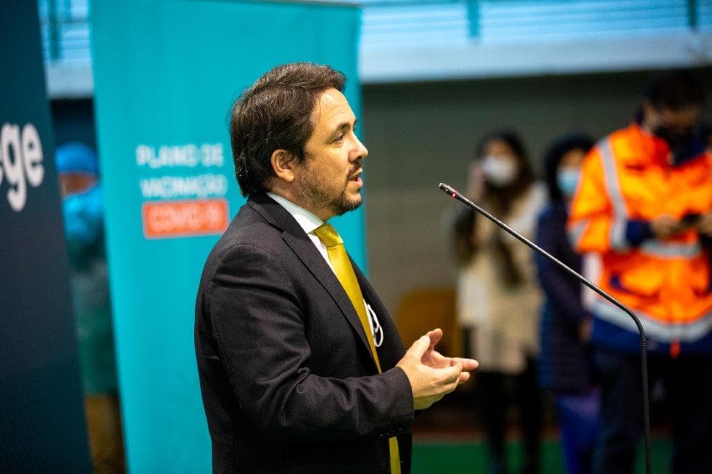 Secretário de Estado da Saúde, Diogo Serras Lopes, na administração da vacina um milhão, Lisboa, 5 março 2021 (foto: João Bica)