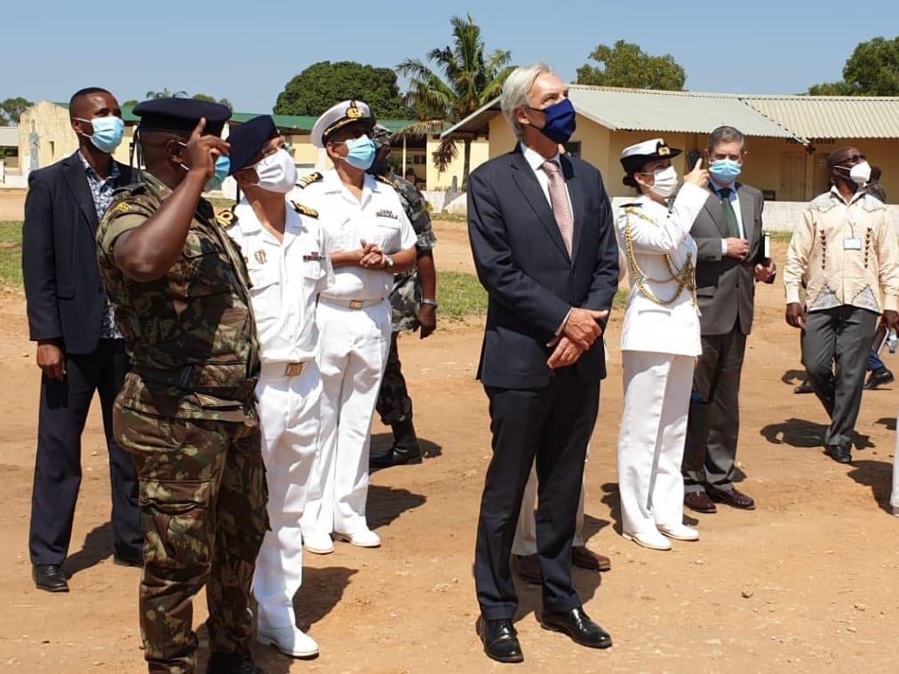Ministro da Defesa Nacional, João Gomes Cravinho, e Ministro da Defesa de Moçambique, Jaime Neto, na visita a Moçambique, 11 dezembro 2020
