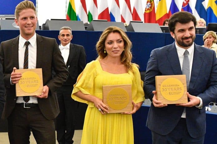 Ministro da Educação, Tiago Brandão Rodrigues, foi um dos galardoados do Erasmus+, por ocasião dos 30 anos do programa, com Jens Schmitz, da Alemanha, e Eva Sakalova, da Eslováquia, junho de 2017 (Foto: União Europeia/Mauro Bottaro)