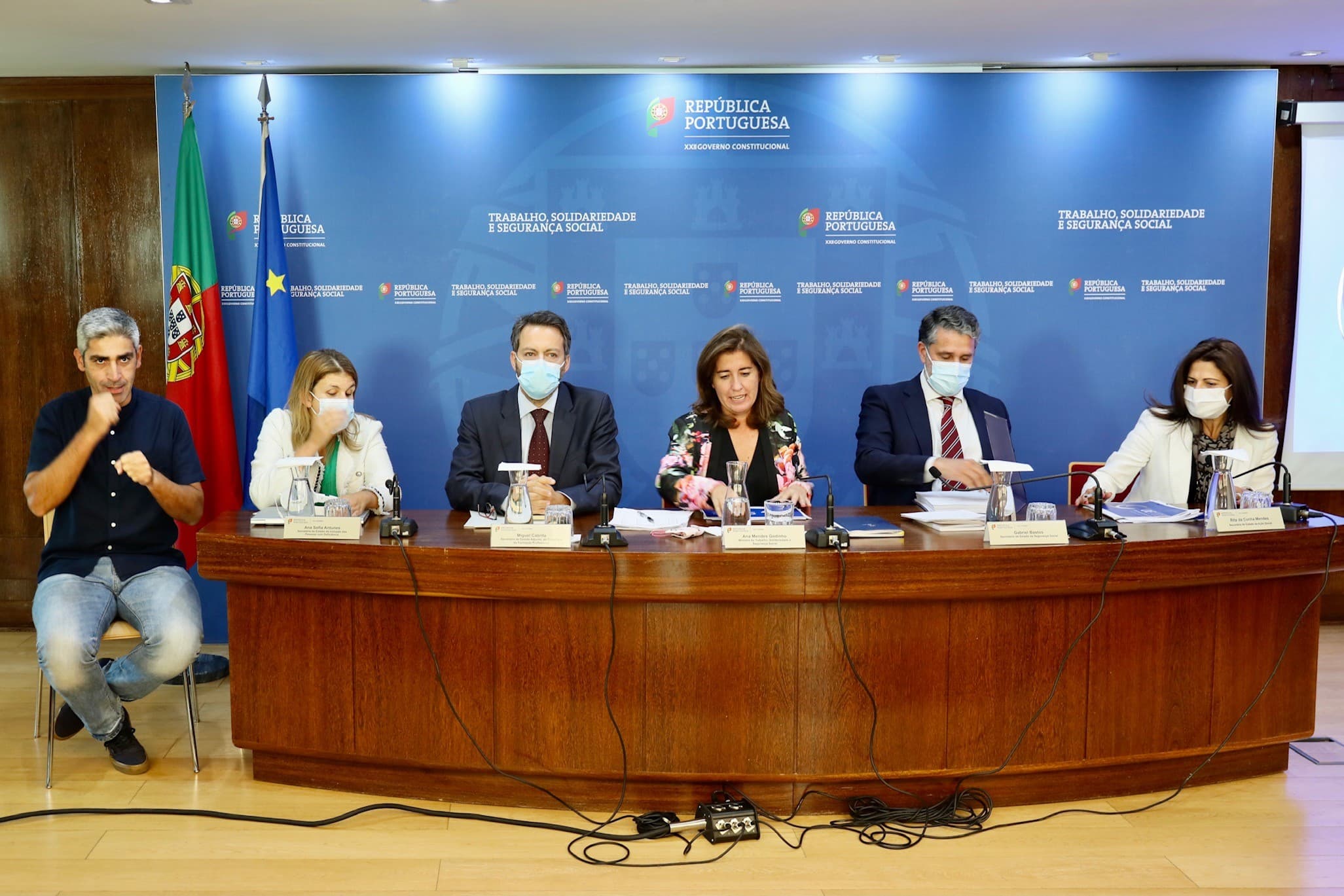 Ministra Ana Mendes Godinho e Secretários de Estado Miguel Cabrita, Gabriel Bastos, Ana Sofia Antunes e Rita da Cunha Mendes na apresentação do orçamento da Segurança Social, Lisboa, 13 outubro 2021 (foto: João Bica)