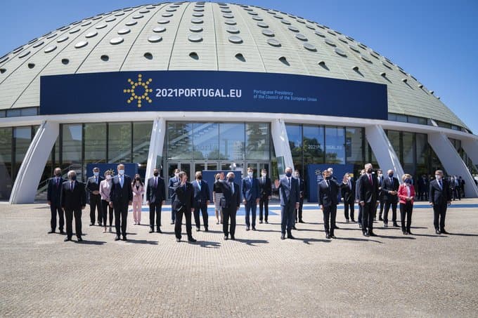 Foto de família da reunião informal dos membros do Conselho Europeu, Porto, 8 maio 2021 (foto: PPUE)