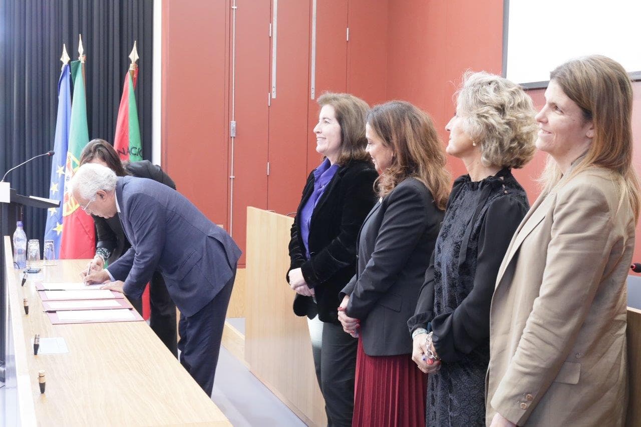 Primeiro-Ministro António Costa assina o acordo de descentralização da ação social na presença das Ministras Ana Mendes Godinho e Ana Abrunhosa, Coimbra, 3 janeiro 2023 (foto: João Bica)