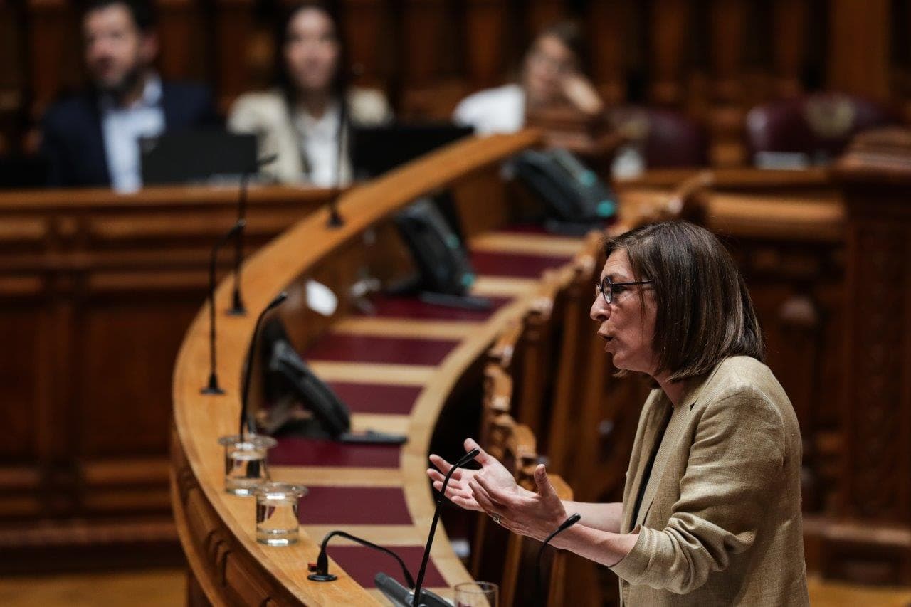 Ministra Adjunta e dos Assuntos Parlamentares, Ana Catarina Mendes, no debate da proposta de alteração do regime de estrangeiros, Assembleia da República, 21 julho 2022 (foto: Tiago Petinga/Lusa)
