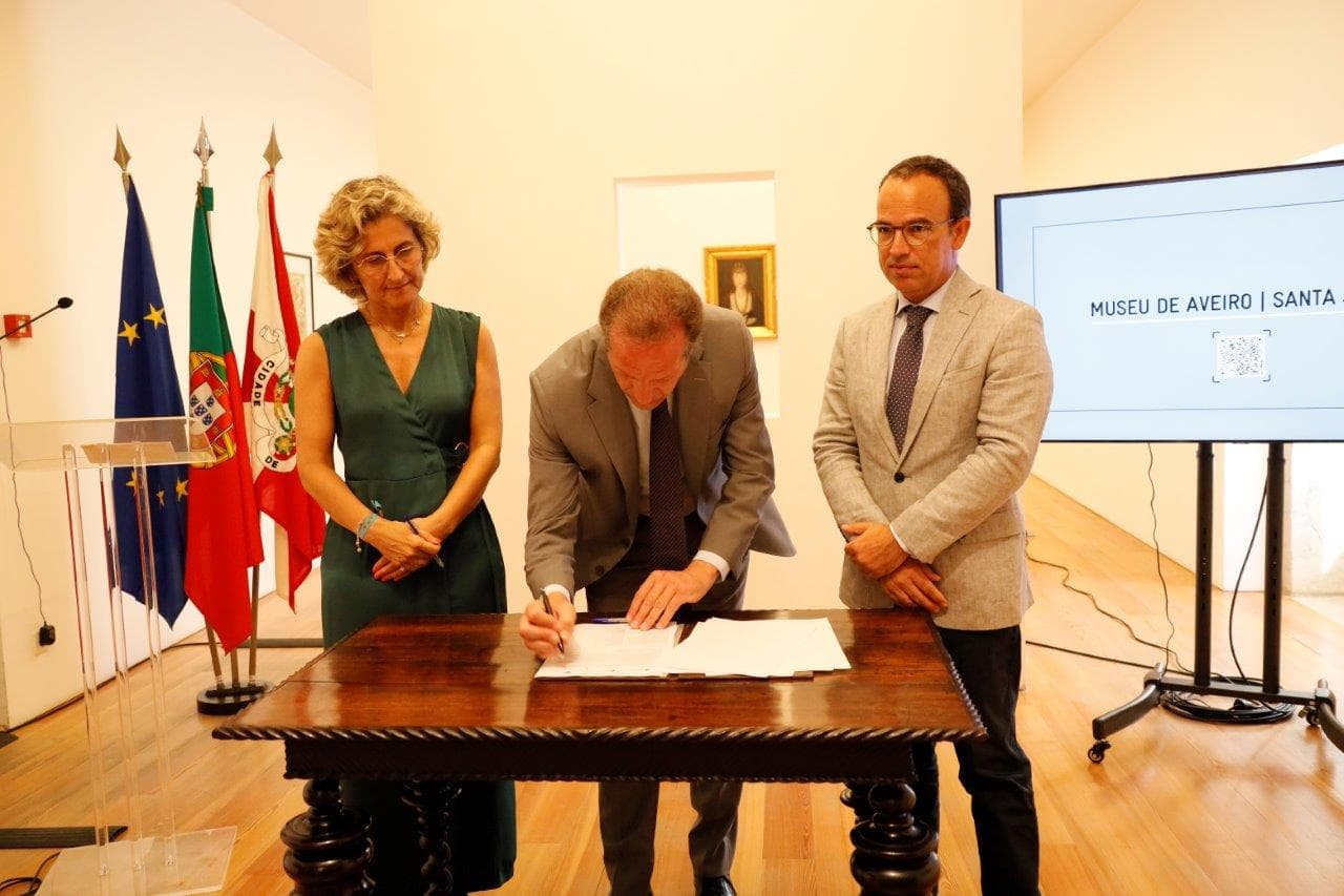 Ministros da Cultura, Pedro Adão e Silva, e da Coesão Territorial, Ana Abrunhosa, na assinatura do ato de transferência de competências na cultura para o município de Aveiro, 1 agosto 2022