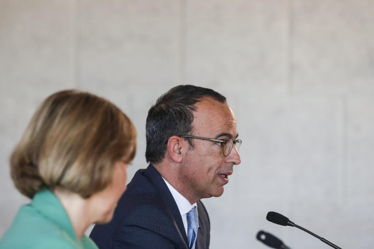 Ministro da Cultura, Pedro Adão e Silva, e Secretária de Estado da Cultura, Isabel Cordeiro, na conferência de imprensa sobre criação de novo museu de arte contemporânea, Lisboa, 26 maio 2022 (foto: Tiago Petinga/Lusa)