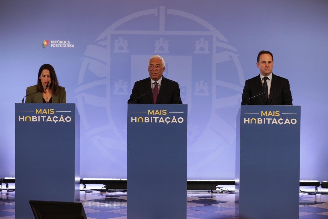 Primeiro-Ministro António Costa com os Ministro das Finanças, Fernando Medina, e da Habitação, Marina Gonçalves, na conferência de imprensa do Conselho de Ministros. Oeiras, 16 fevereiro 2023 (foto: João Bica)