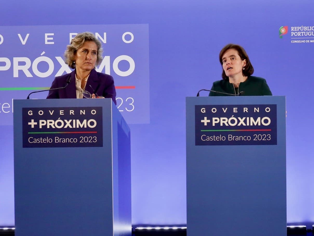 Ministras da Presidência, Mariana Vieira da Silva, e da Coesão Territorial, Ana Abrunhosa, na conferência de imprensa do Conselho de Ministros, Castelo Branco, 26 janeiro 2023 (foto: João Bica)
