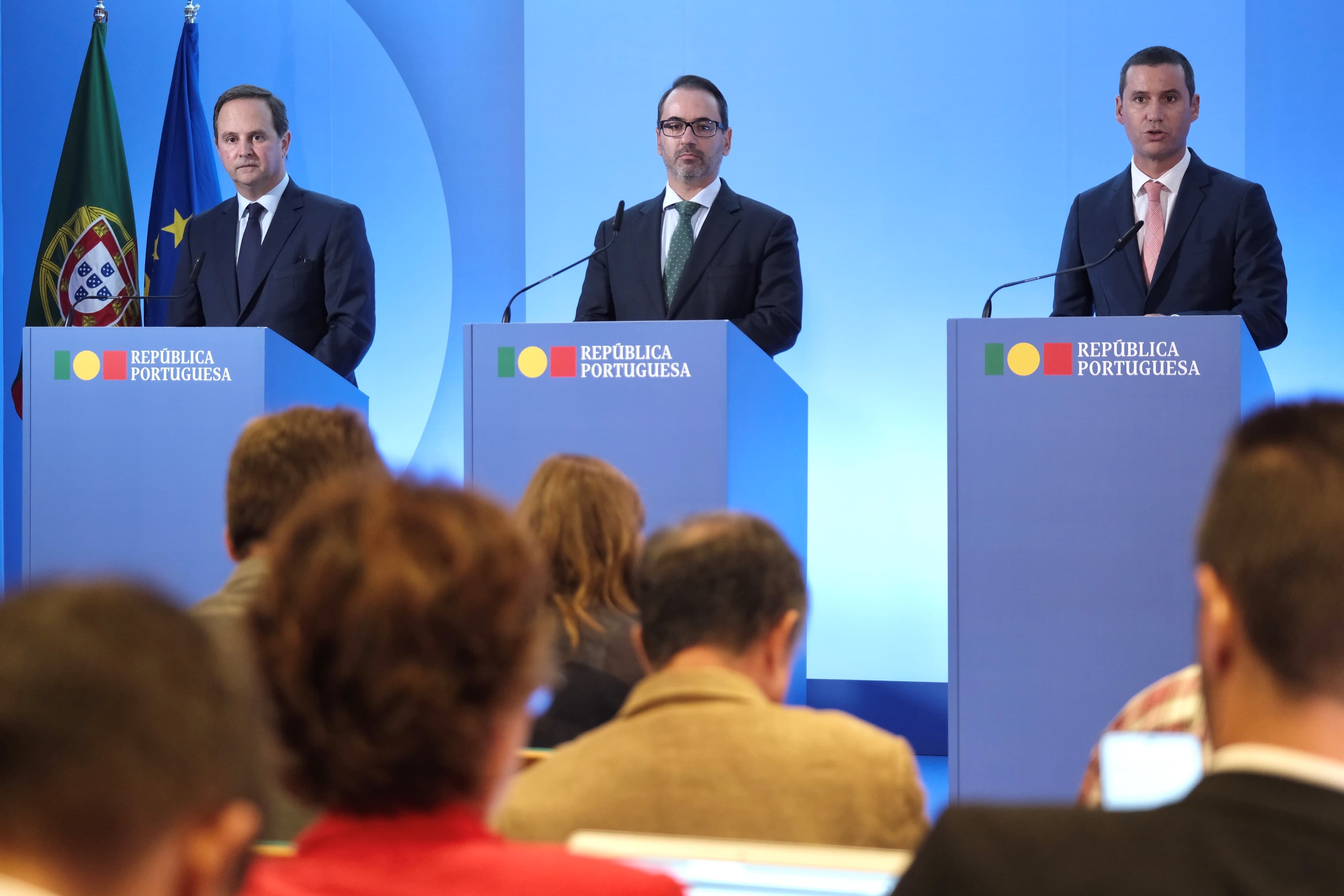 O Ministro das Finanças, Fernando Medina, o Secretário de Estado da Presidência do Conselho de Ministros, André Moz Caldas, e o Ministro das Infraestruturas, João Galamba, na conferência de imprensa do Conselho de Ministros, 28 de setembro de 2023