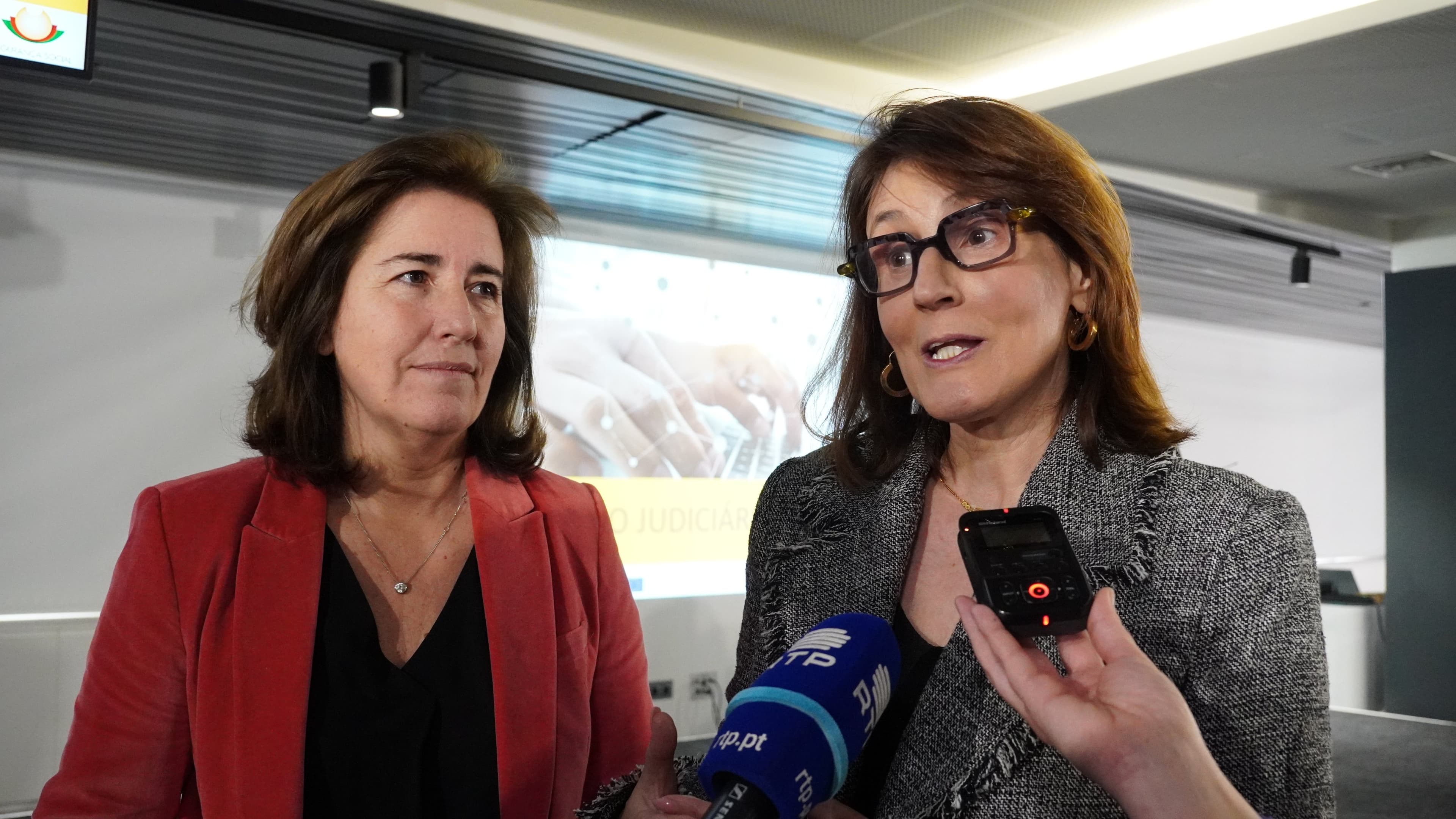 Ministras da Justiça, Catarina Sarmento e Castro, e do Trabalho, Solidariedade e Segurança Social, Ana Mendes Godinho, no lançamento do Apoio Judiciário Eletrónico, Lisboa, 28 fevereiro 2023