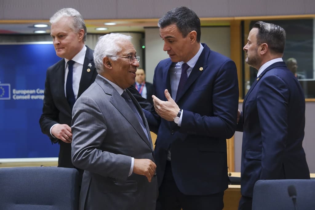 Primeiro-Ministro, António Costa, e Presidente do Governo espanhol, Pedro Sánchez, na Reunião Extraordinária do Conselho Europeu, Bruxelas, 9 fevereiro 2023 (Foto: União Europeia)