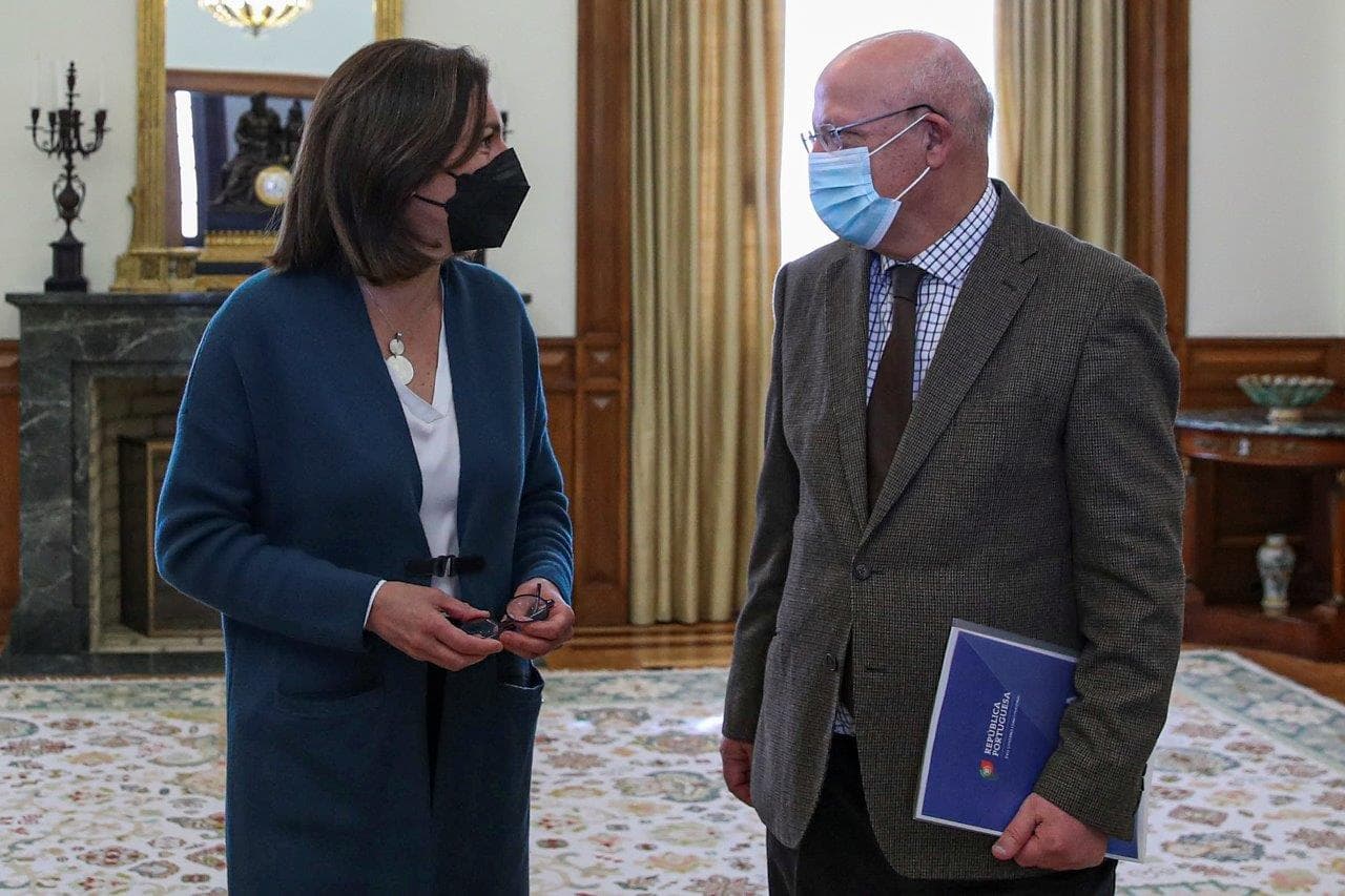 Ministra Adjunta e dos Assuntos Parlamentares, Ana Catarina Mendes, entrega Programa do Governo ao Presidente da Assembleia da República, Augusto Santos Silva, Lisboa, 1 abril 2022 (foto: António Cotrim/Lusa)