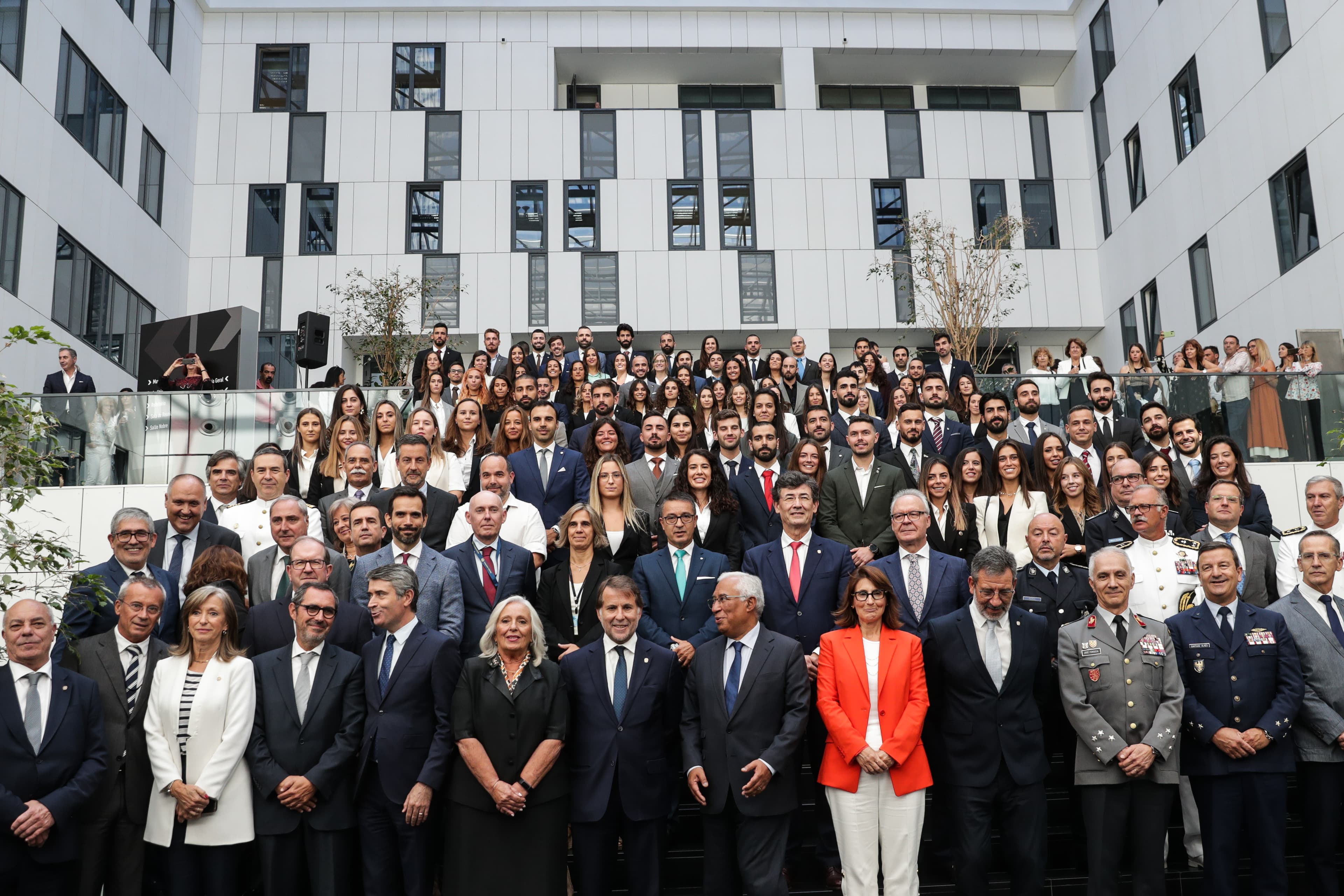 Ministra da Justiça, Catarina Sarmento e Castro, acompanhada pelo Primeiro-Ministro, António Costa, e outros membros do Governo, na tomada de posse de 97 novos inspetores da Polícia Judiciária, Lisboa, 26 setembro 2022 (foto: Tiago Petinga/Lusa)