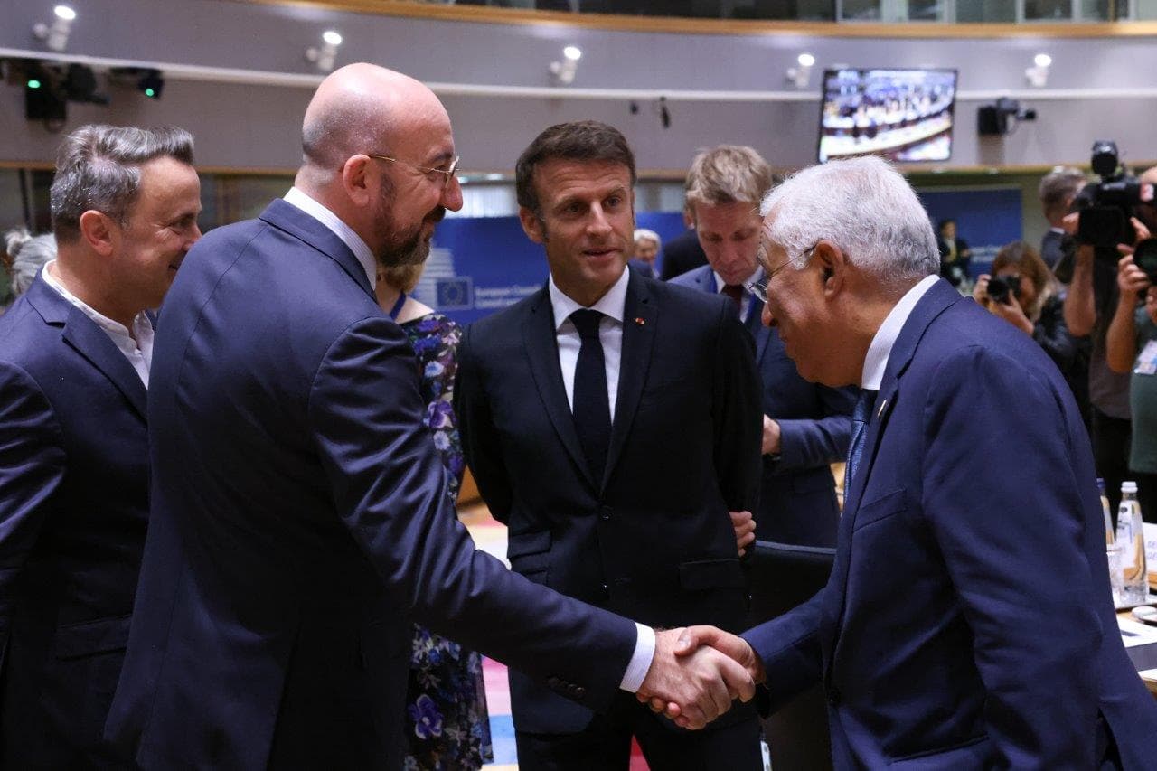 Primeiro-Ministro António Costa com o Presidente da República francesa, Emmanuel Macron, o Primeiro-Ministro luxemburguês, Xavier Bettel, e o presidente do Conselho Europeu, Charles Michel, Bruxelas, 30 junho 2023 (foto: UE)