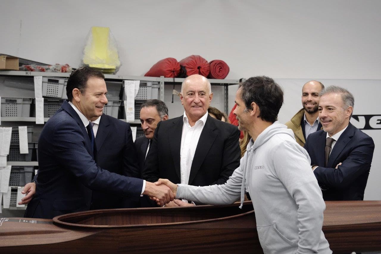 Primeiro-Ministro Luís Montenegro cumprimenta trabalhador da Nelo Kayaks, empresa que exporta 80% da sua produção, Vila do Conde, 13 janeiro 2025 (foto: Gonçalo Borges Dias/GPM)