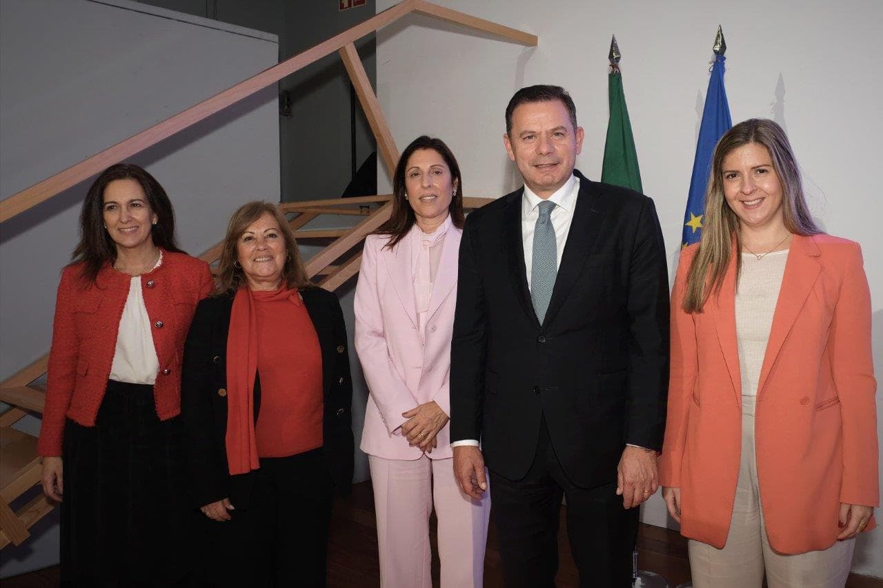 Primeiro-Ministro Luís Montenegro e mulher com as Ministras Rita Alarcão Júdice, Margarida Blasco e Margarida Balseiro Lopes no final da conferência sobre violência doméstica, Cascais, 25 novembro 2024 (foto: Gonçalo Borges Dias/GPM)