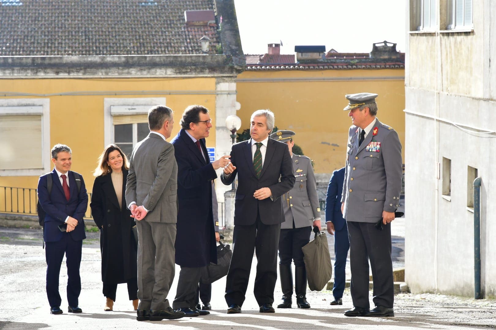 Ministros Adjunto e da Coesão Territorial, Manuel Castro Almeida, e da Defesa Nacional, Nuno Melo, nas extintas Oficinas de Fardamento do Exército, Lisboa, 25 fevereiro 2025