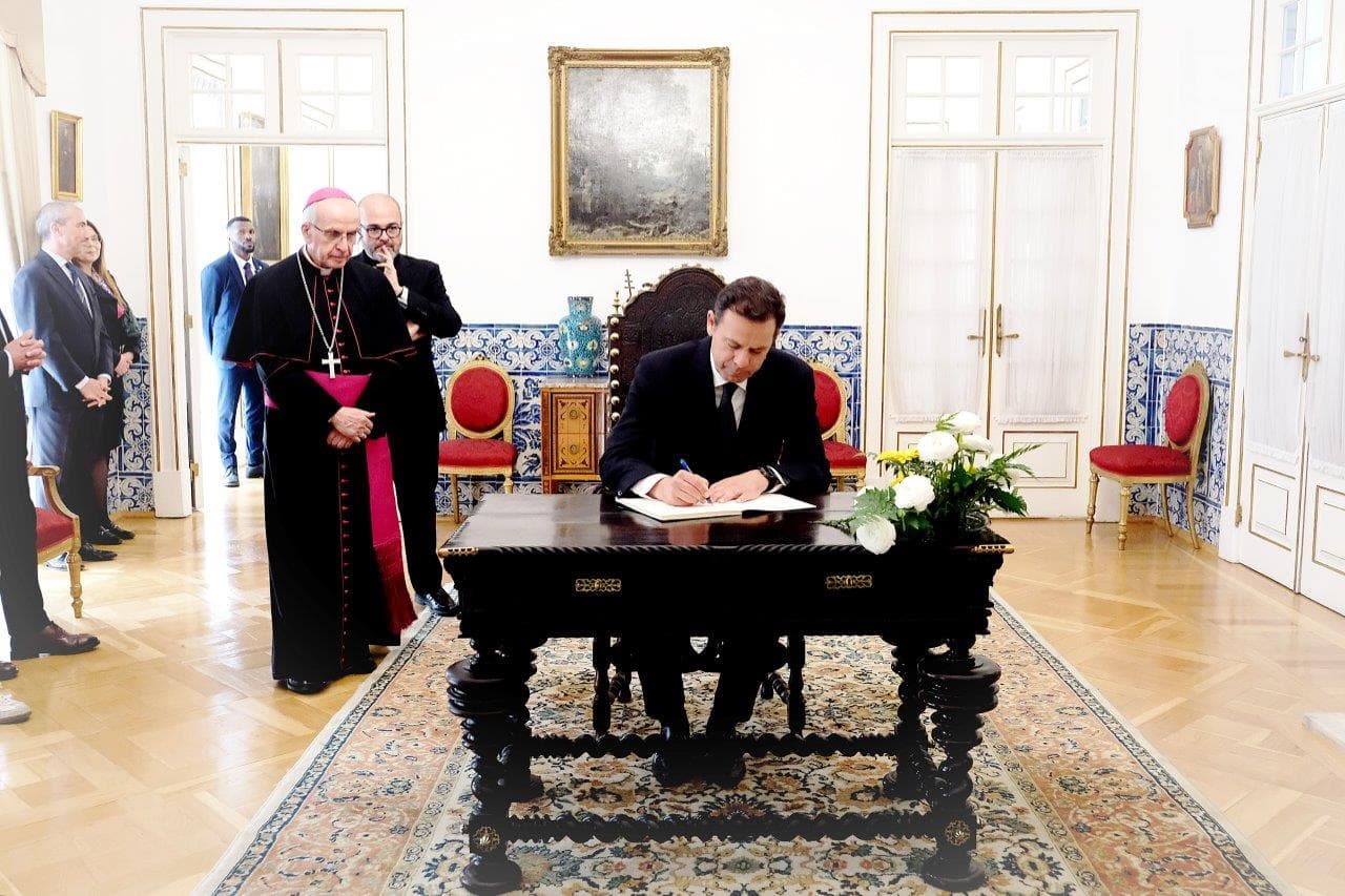 Primeiro-Ministro Luís Montenegro assina o livro de condolências do Papa Francisco na Nunciatura Apostólica, Lisboa, 23 abril 2025 (foto: Gonçalo Borges Dias-GPM)