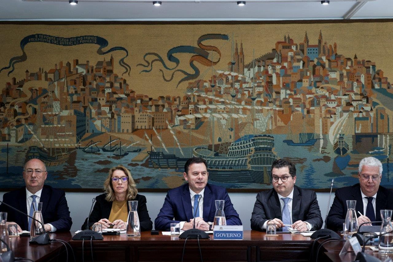 Primeiro-Ministro Luís Montenegro e Ministros Miranda Sarmento, Pedro Reis, Maria do Rosário Palma Ramalho, e José Manuel Fernandes, na reunião do Conselho Permanente de Concertação Social, Lisboa, 7 maio 2024 (foto: Filipe Amorim/Lusa)