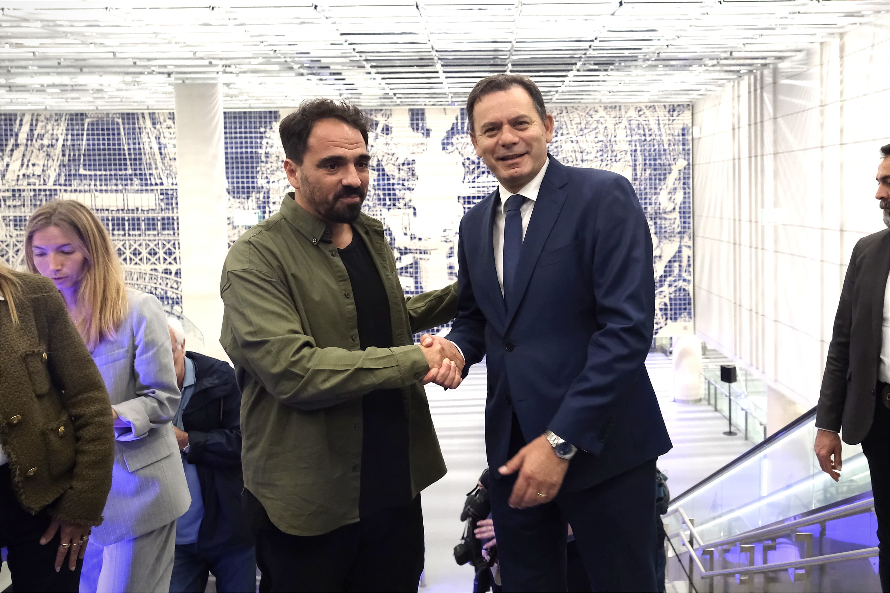 Primeiro-Ministro Luís Montenegro com o artista plástico Vhils, tendo em fundo o mural da estão de Metro do Aeroporto de Orly, França, 19 junho 2024 (foto: Gonçalo Borges Dias/GPM)