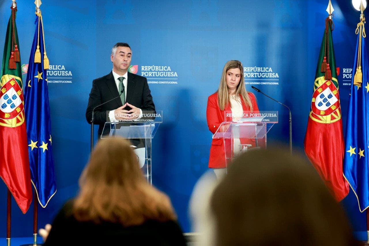 Ministros da Juventude e Modernização, Margarida Balseiro Lopes, e da Educação, Ciência e Inovação, Fernando Alexandre, na conferência de imprensa de apresentação da Estratégia Digital Nacional, Lisboa, 12 dezembro 2024 (foto: Diana Quintela)