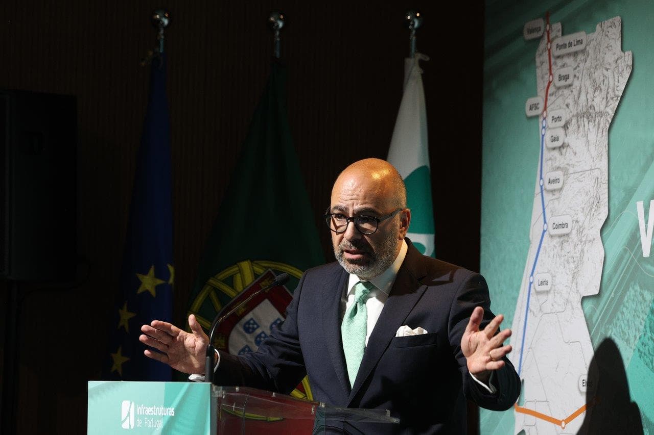 Ministro das Infraestruturas e Habitação, Miguel Pinto Luz, na assinatura do contrato de concessão do troço Porto-Oiã em Alta Velocidade ferroviária, Lisboa, 29 julho 2025 (Tiago Petinga/Lusa)