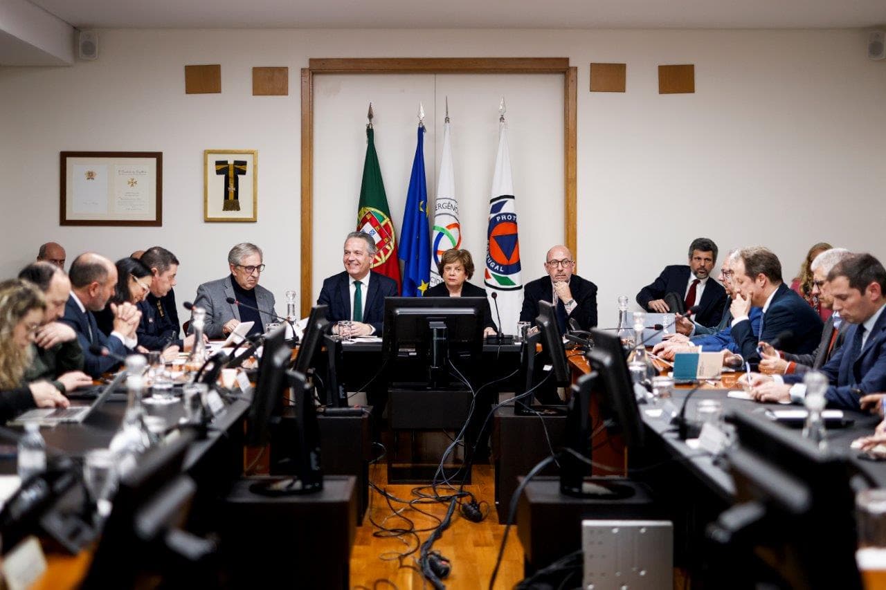 Ministra da Administração Interna, Maria Lúcia Amaral, e Secretários de Estado Paulo Simões Ribeiro e Telmo Correia na reunião da Comissão Nacional de Emergência e Proteção e Civil, Oeiras, 1 fevereiro 2026 (Filipe Amorim/Lusa)