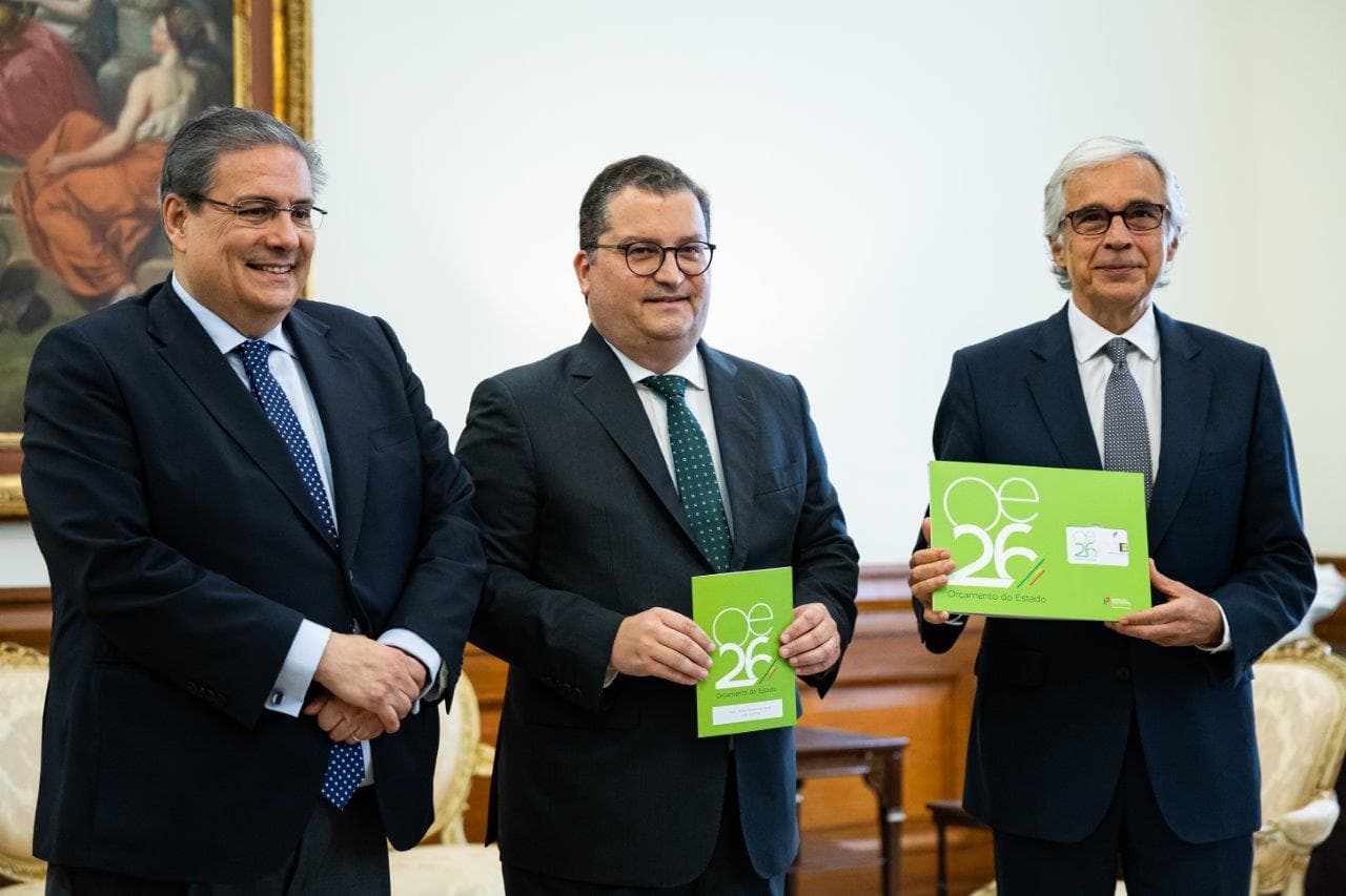Ministros de Estado e das Finanças e dos Assuntos Parlamentares, Joaquim Miranda Sarmento e Carlos Abreu Amorim, com o Presidente da Assembleia da República, José Pedro Aguiar-Branco, Lisboa, 9 outubro 2025 (Mariana Branco)