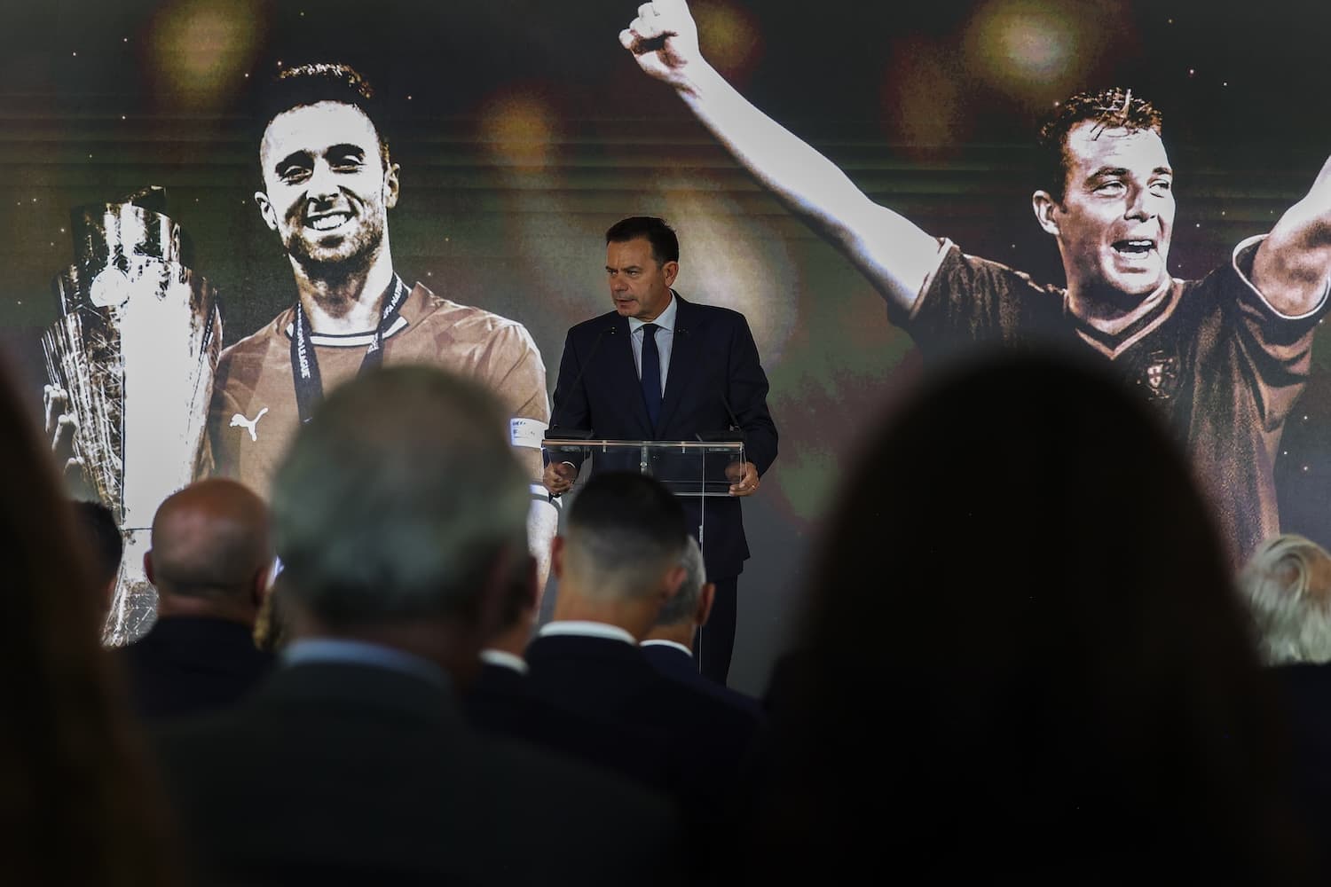 Primeiro-Ministro Luís Montenegro na cerimónia de homenagem a Diogo Jota, André Silva e Jorge Costa (Oeiras, 2 setembro 2025, Manuel de Almeida/Lusa)