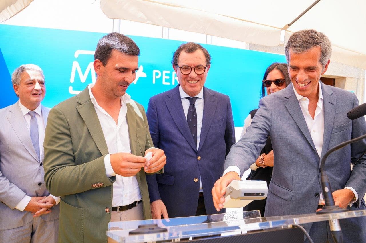 Ministro da Economia e da Coesão Territorial, Castro Almeida, no lançamento do projeto-piloto Multibanco + Perto, Mogadouro, 6 de julho de 2026 (Cátia Fernandes Pina)